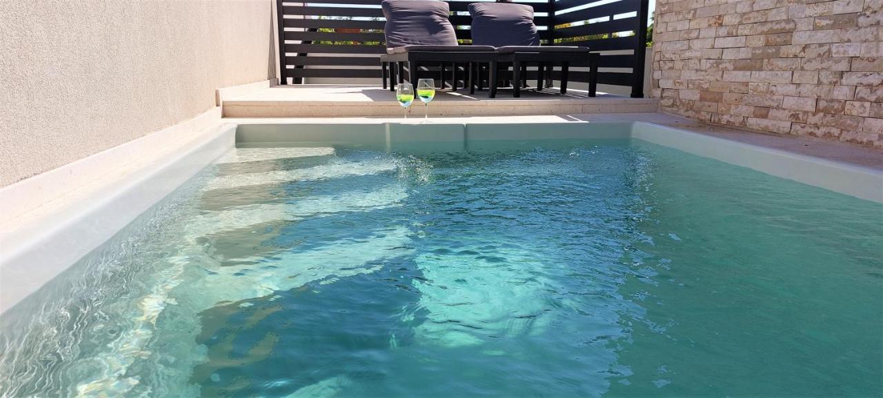 Vip Deluxe Apartment Arian Новаля Екстериор снимка