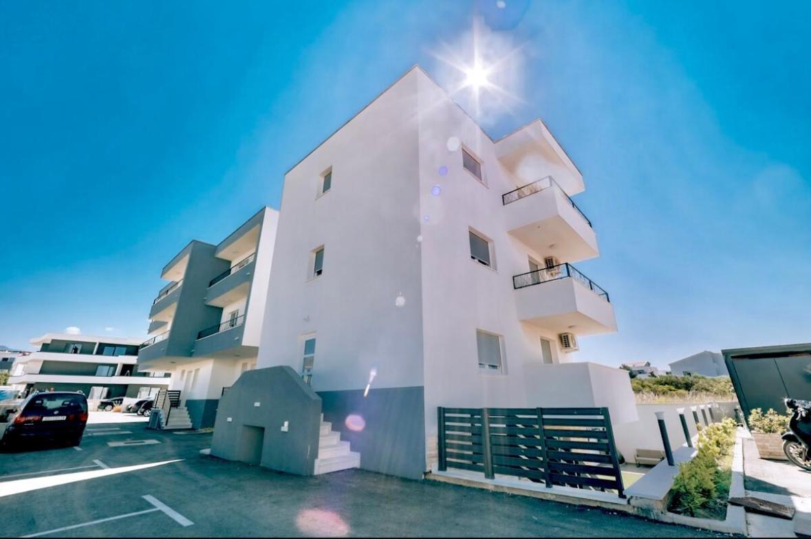 Vip Deluxe Apartment Arian Новаля Екстериор снимка