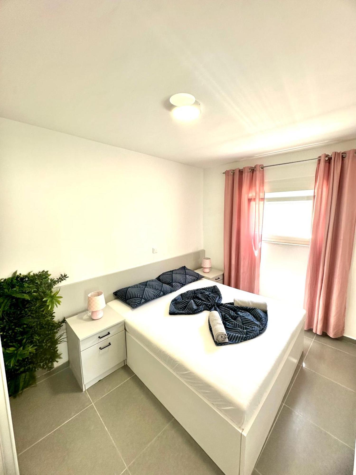 Vip Deluxe Apartment Arian Новаля Екстериор снимка