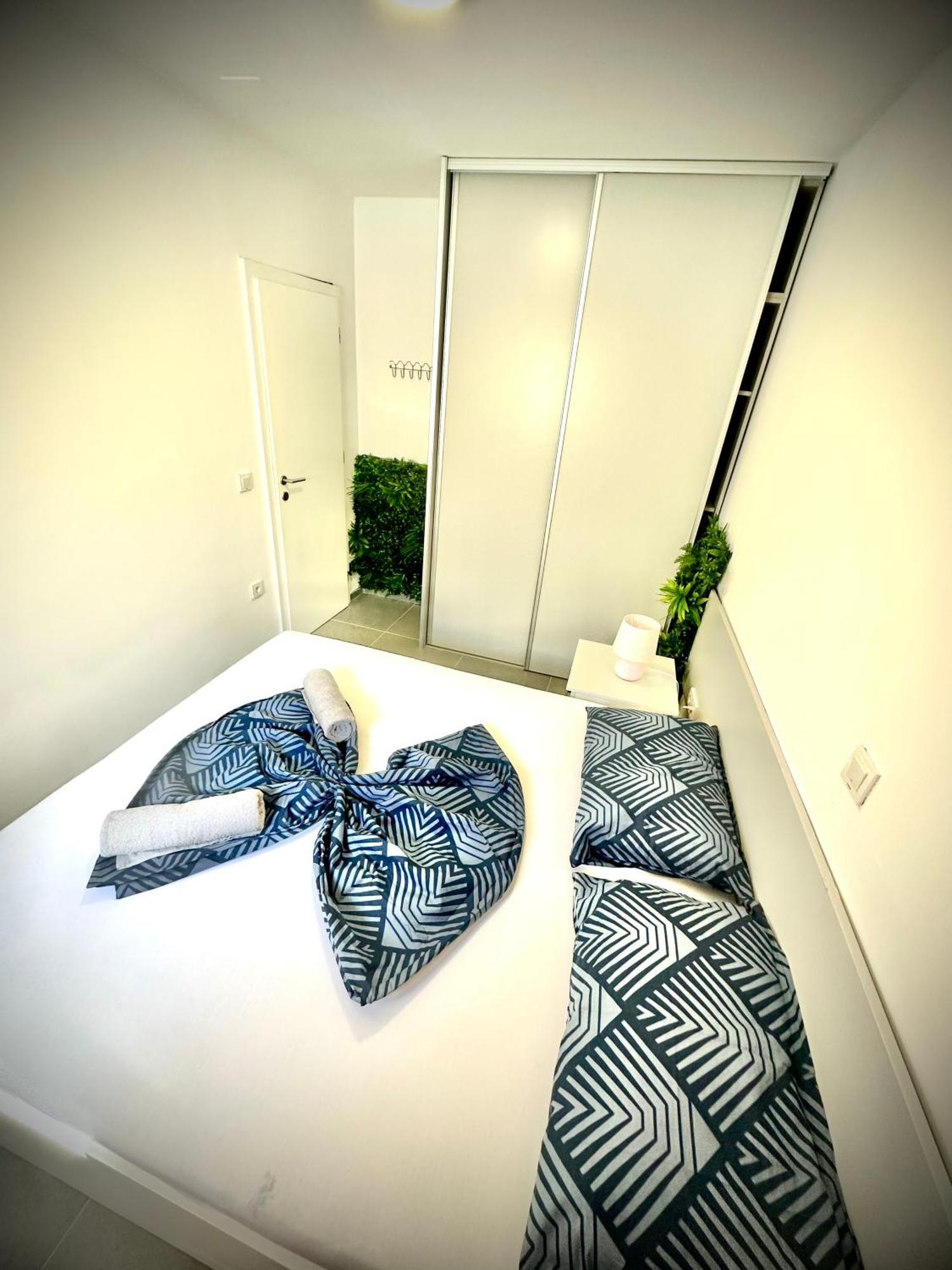 Vip Deluxe Apartment Arian Новаля Екстериор снимка